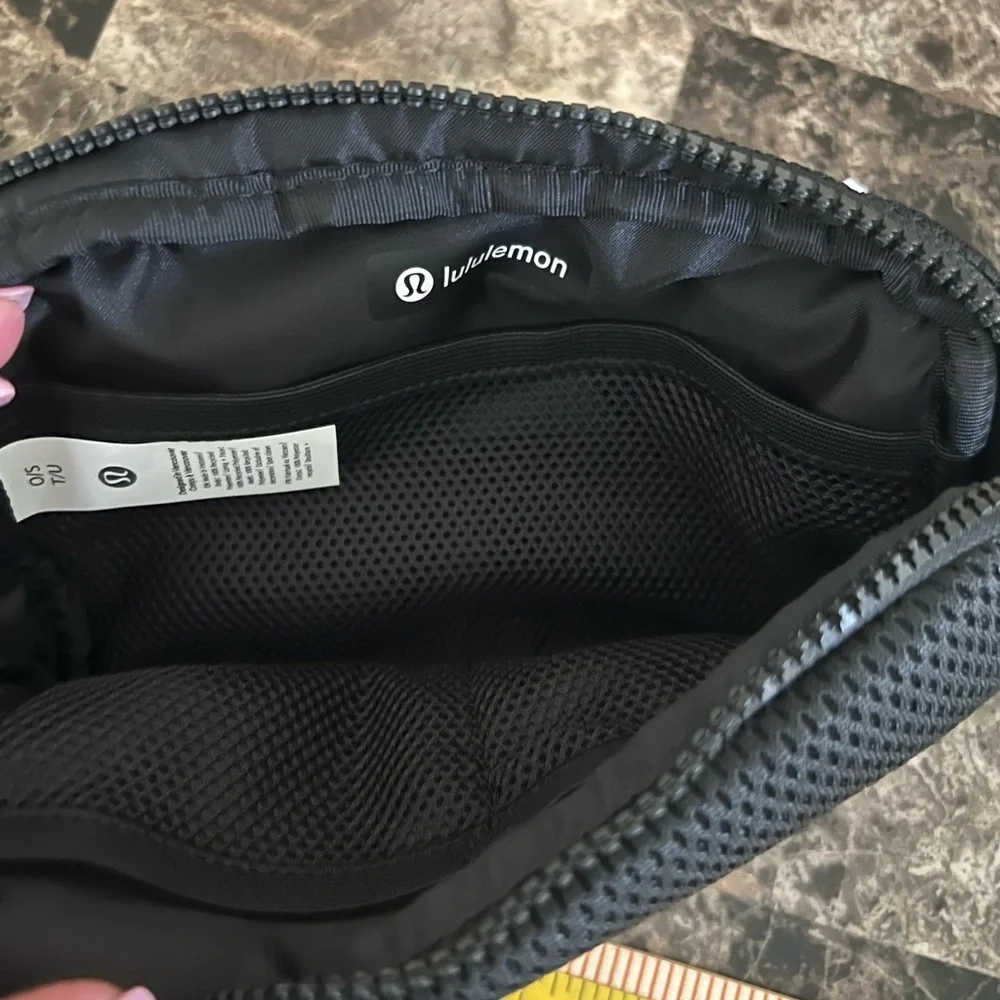 lululemon everywhere belt Bag knit mesh black color one size 1L NWT - Picture 11 of 12